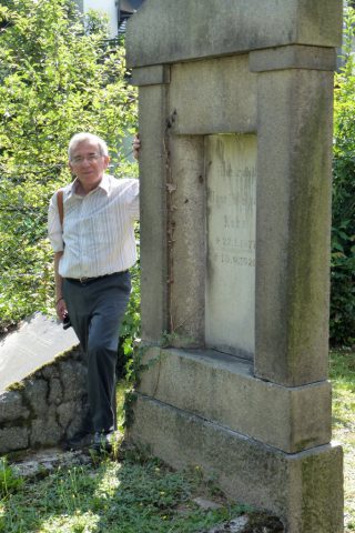 Herbert Rosengarten am Grab seiner Grßeltern auf dem jüdischen Friedhof in der Oberurseler Altkönigstraße (Foto: Angelika Rieber)